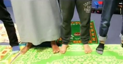 feet facing another person haram